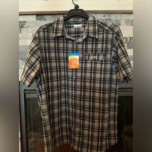 Men’s XL Omni Shade Columbia Short sleeve button up